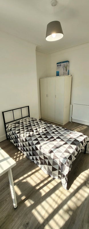 Room Shoebury Road in Greater London