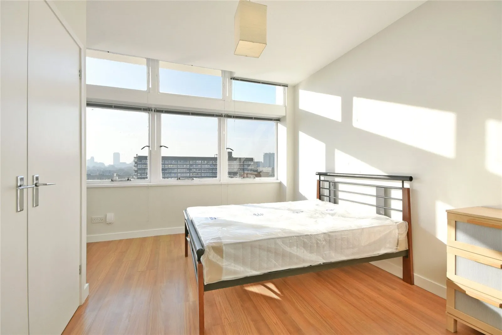 Flat Newington Causeway in Greater London