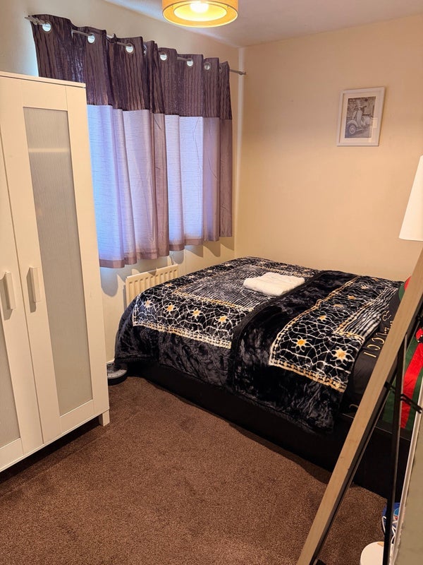 Room Gardeners Court in Leeds