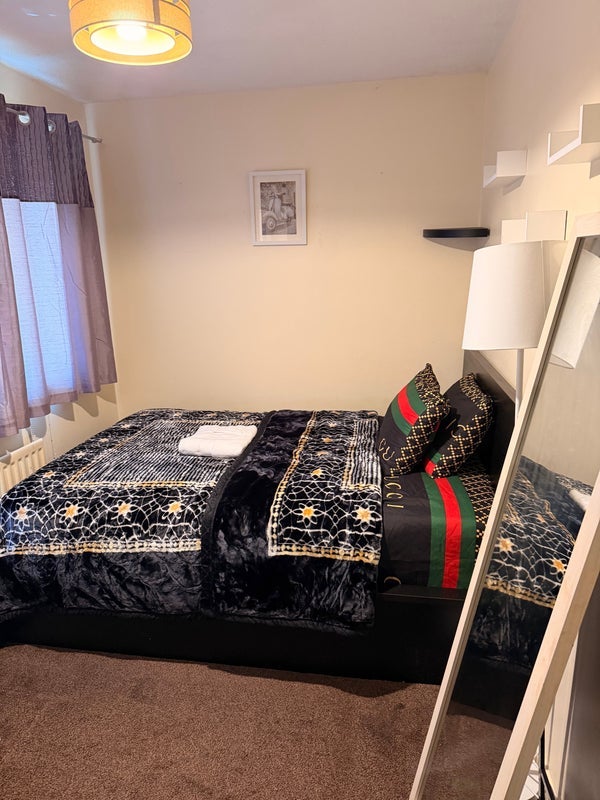 Room Gardeners Court in Leeds