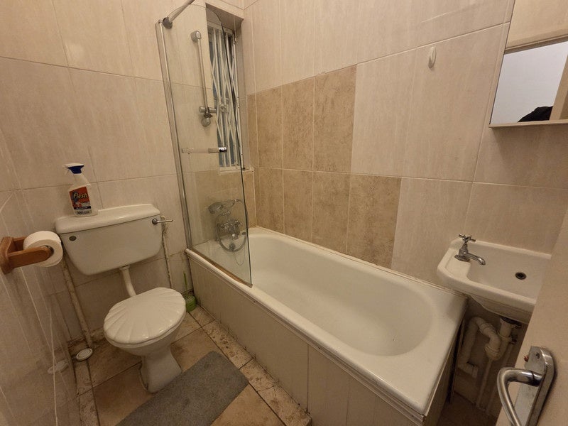 Flat Salcott Road in Greater London