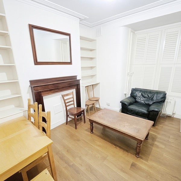 Flat Salcott Road in Greater London