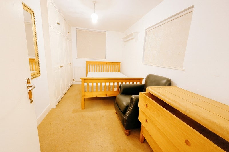 Flat Salcott Road in Greater London