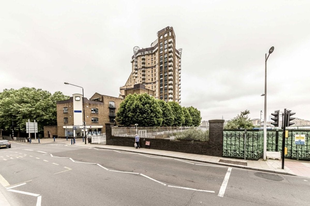 Flat Chandlers Mews in Greater London