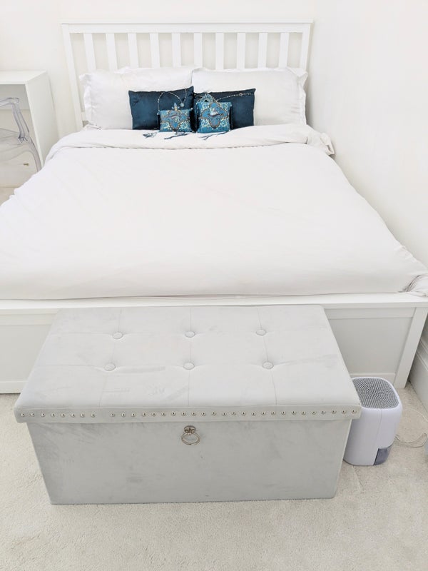 Room Grove Avenue in Greater London
