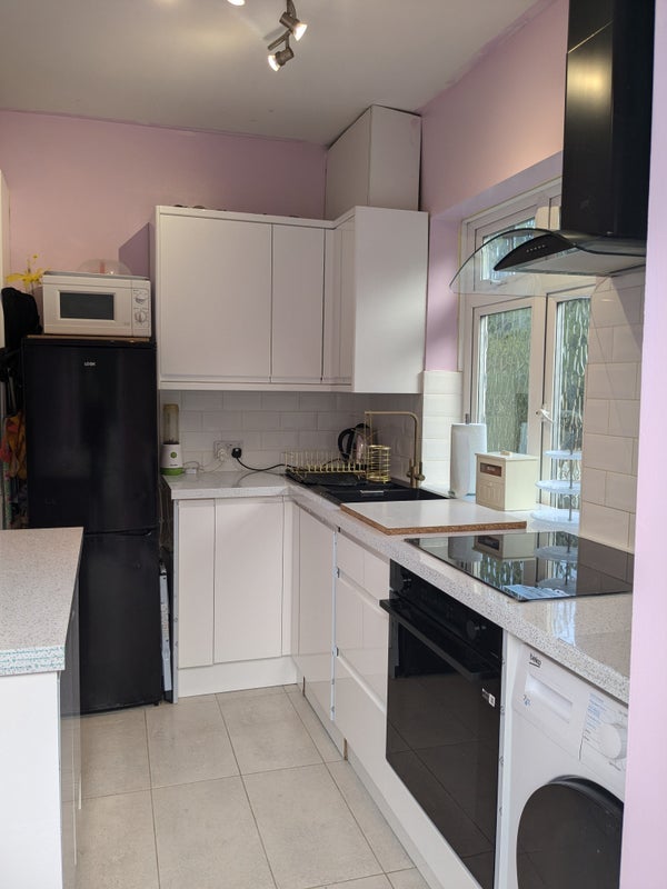 Room Grove Avenue in Greater London