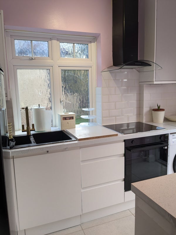 Room Grove Avenue in Greater London