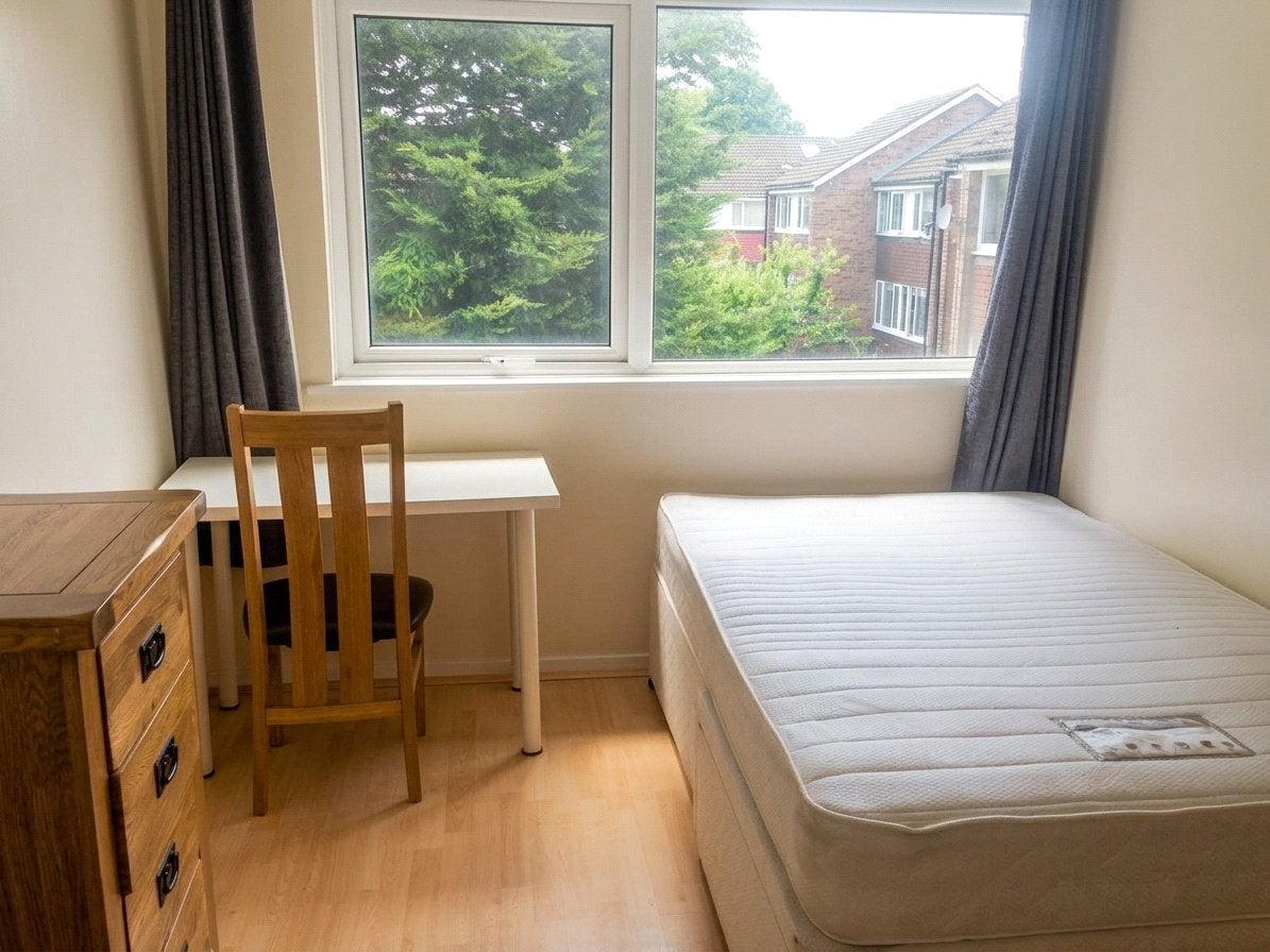 Flat Ruskin Park House in Greater London