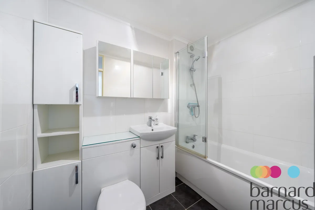 Flat Ashbourne Close in Greater London