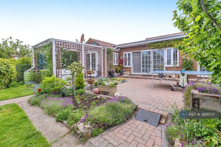 House Grendon Way in Bierton
