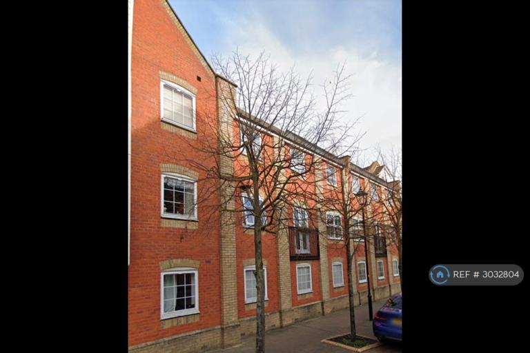 Flat Hesper Road in Colchester