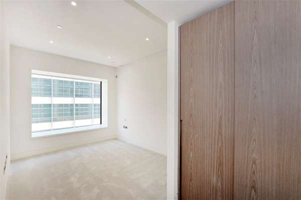 Flat Mark Lane in City of London