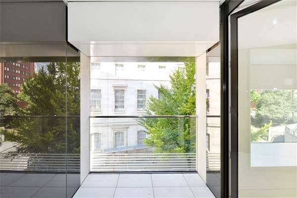 Flat Mark Lane in City of London