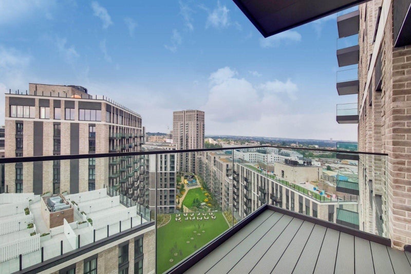 Room Atlantic Crescent in Greater London
