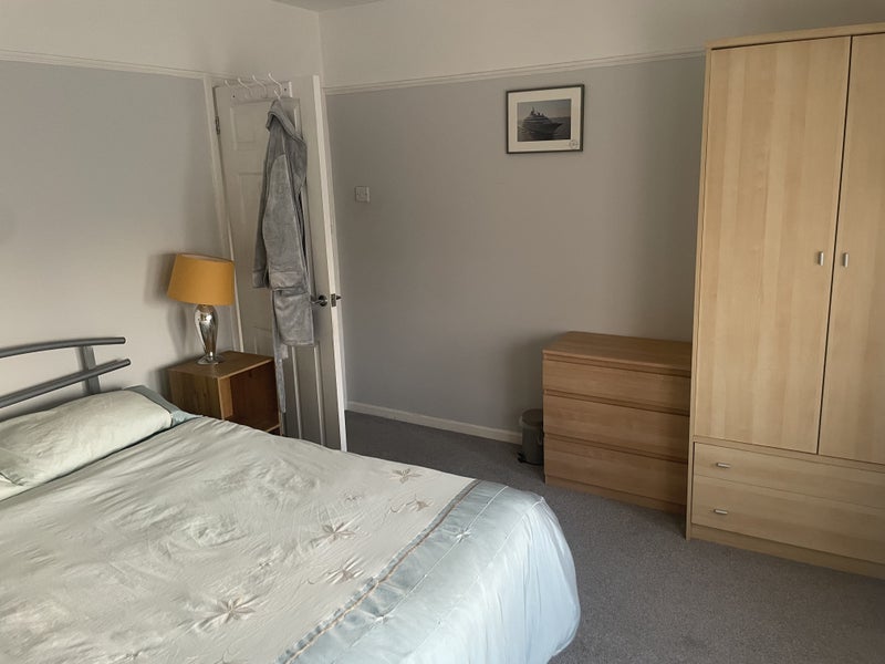 Room Barrow Hill Road in Bristol
