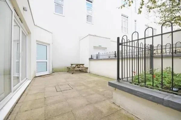 Flat Bromyard Avenue in Greater London