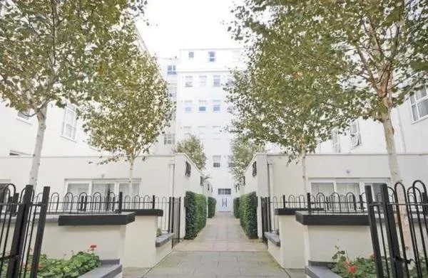 Flat Bromyard Avenue in Greater London