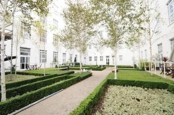 Flat Bromyard Avenue in Greater London