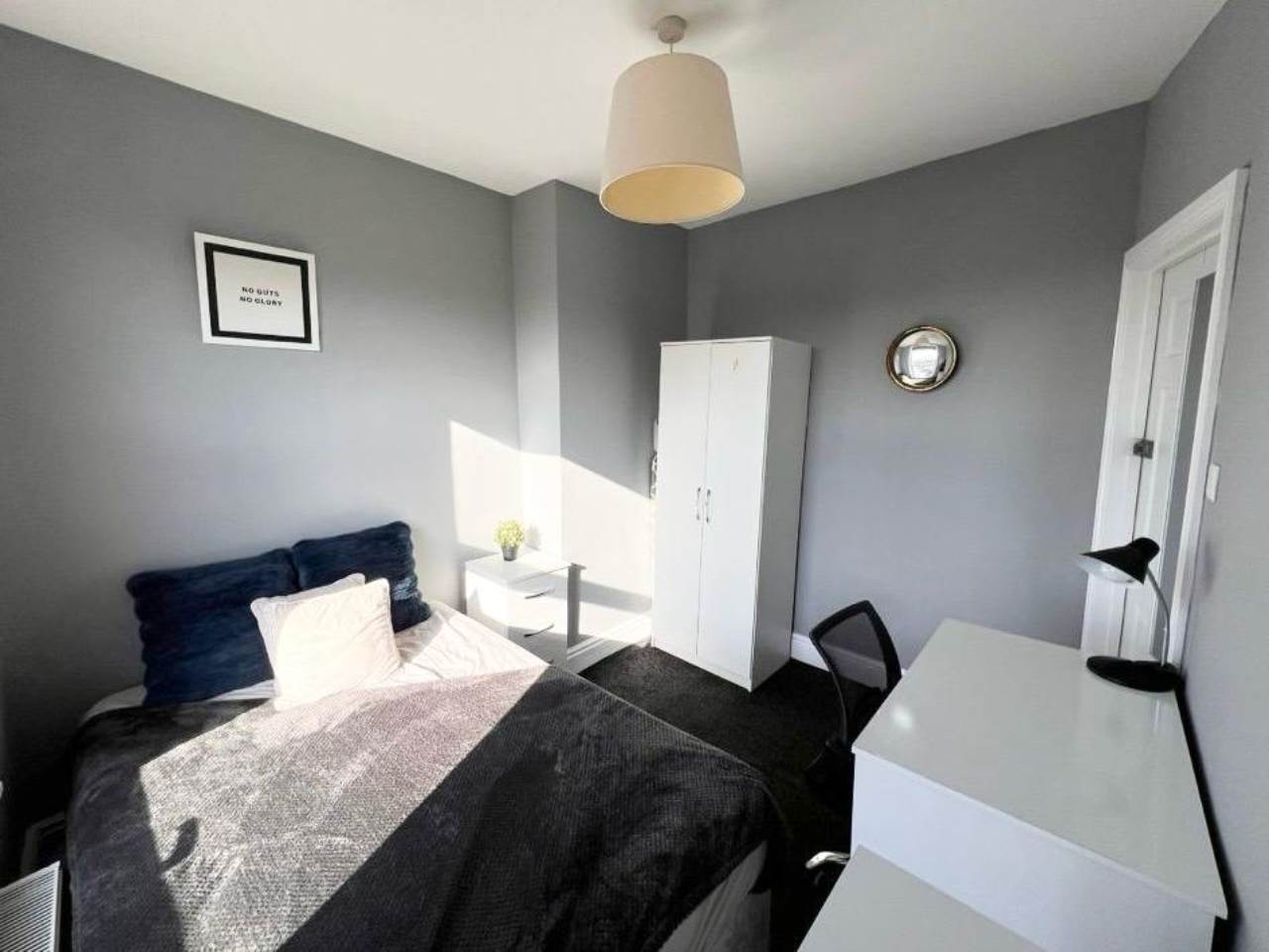 Room Knowle Terrace in Leeds