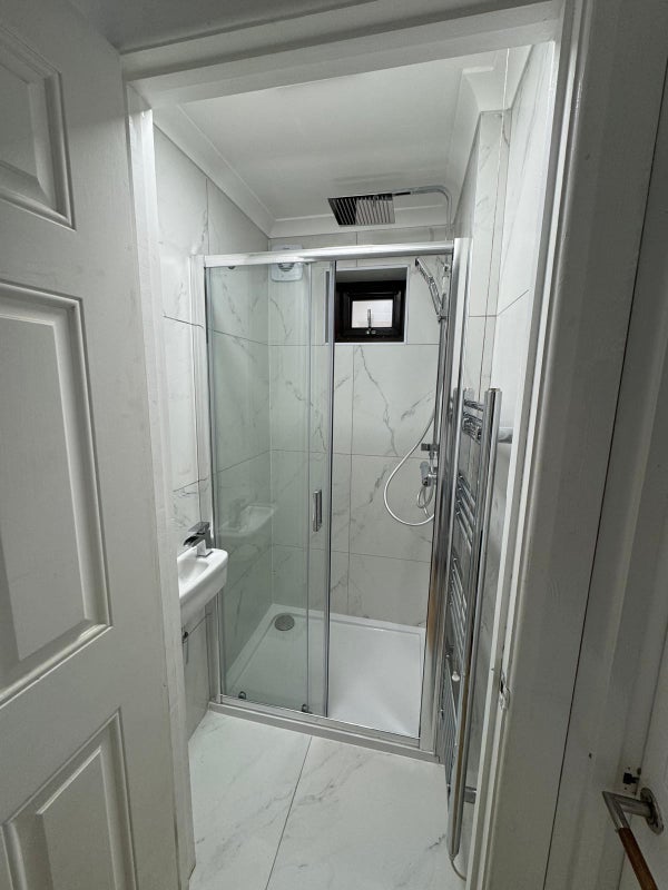Room Dundee Road in Greater London
