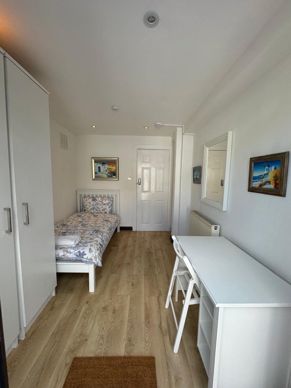 Room Dundee Road in Greater London