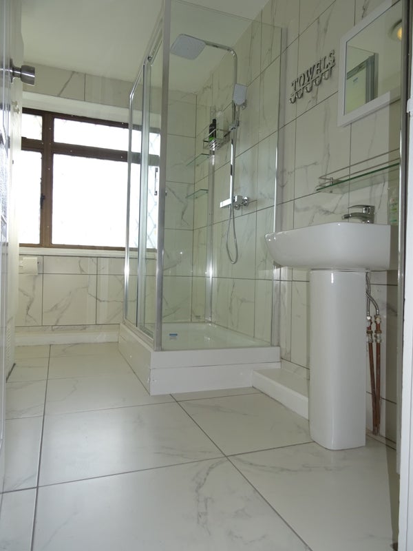 Room Dundee Road in Greater London