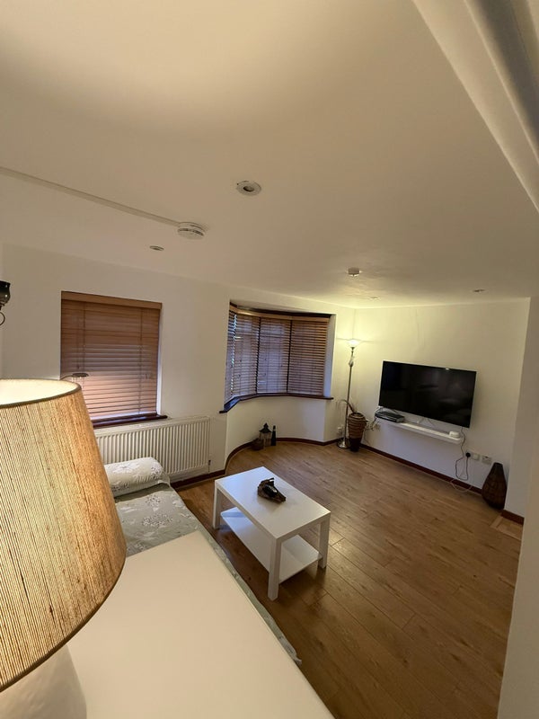 Room Dundee Road in Greater London