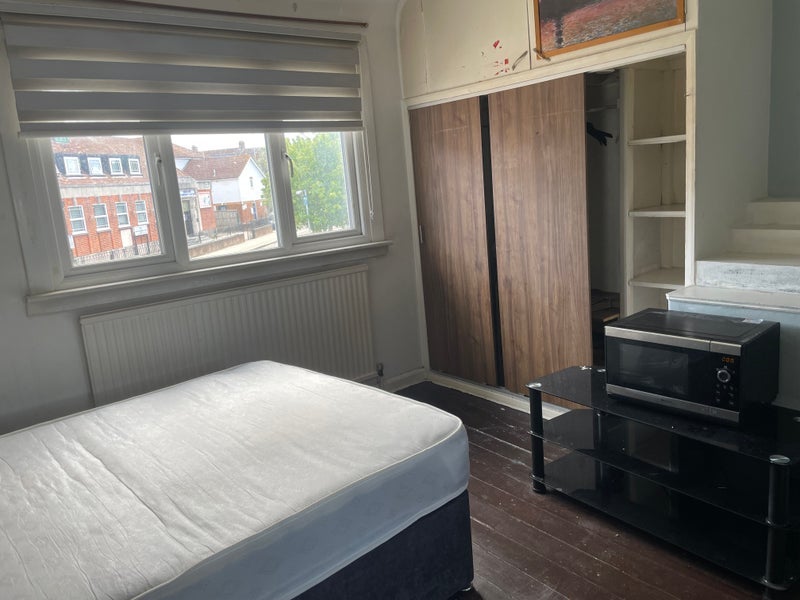 Room Compton Crescent in Greater London