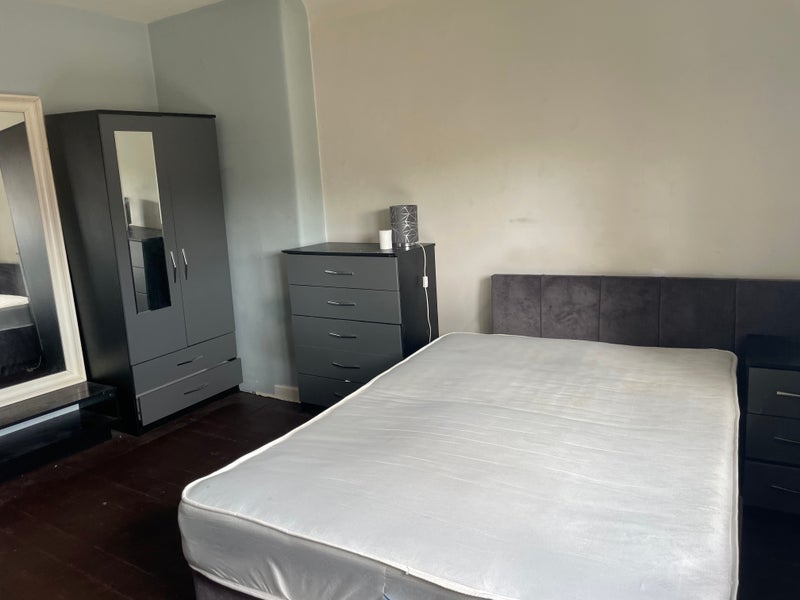 Room Compton Crescent in Greater London