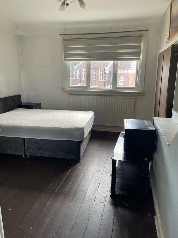 Room Compton Crescent in Greater London