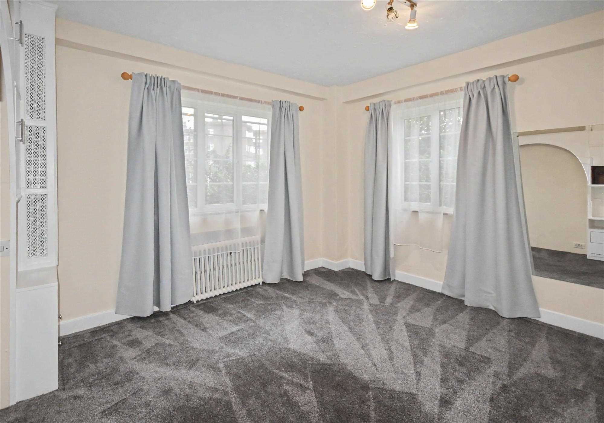 Flat Chiswick Village in Greater London