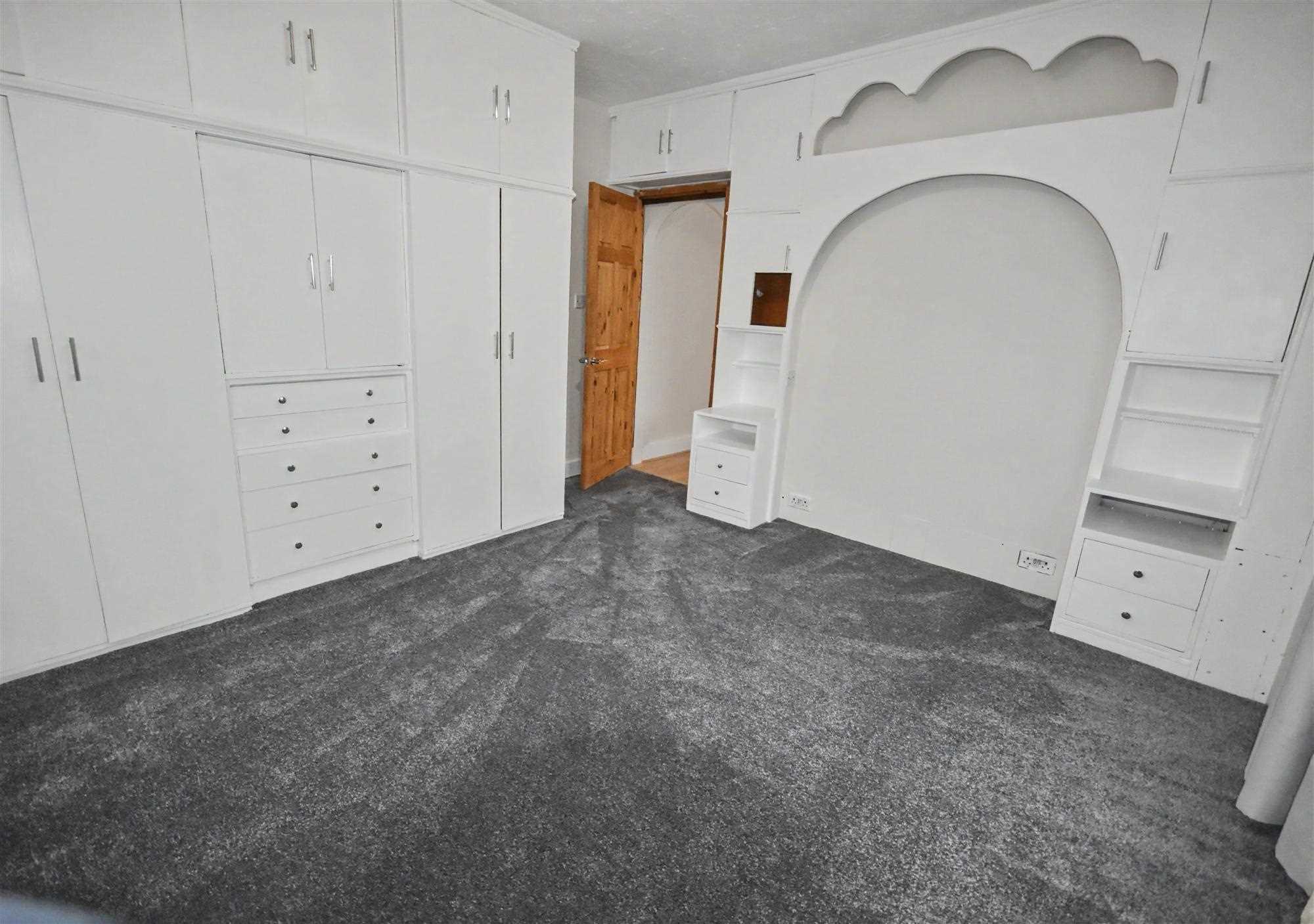 Flat Chiswick Village in Greater London
