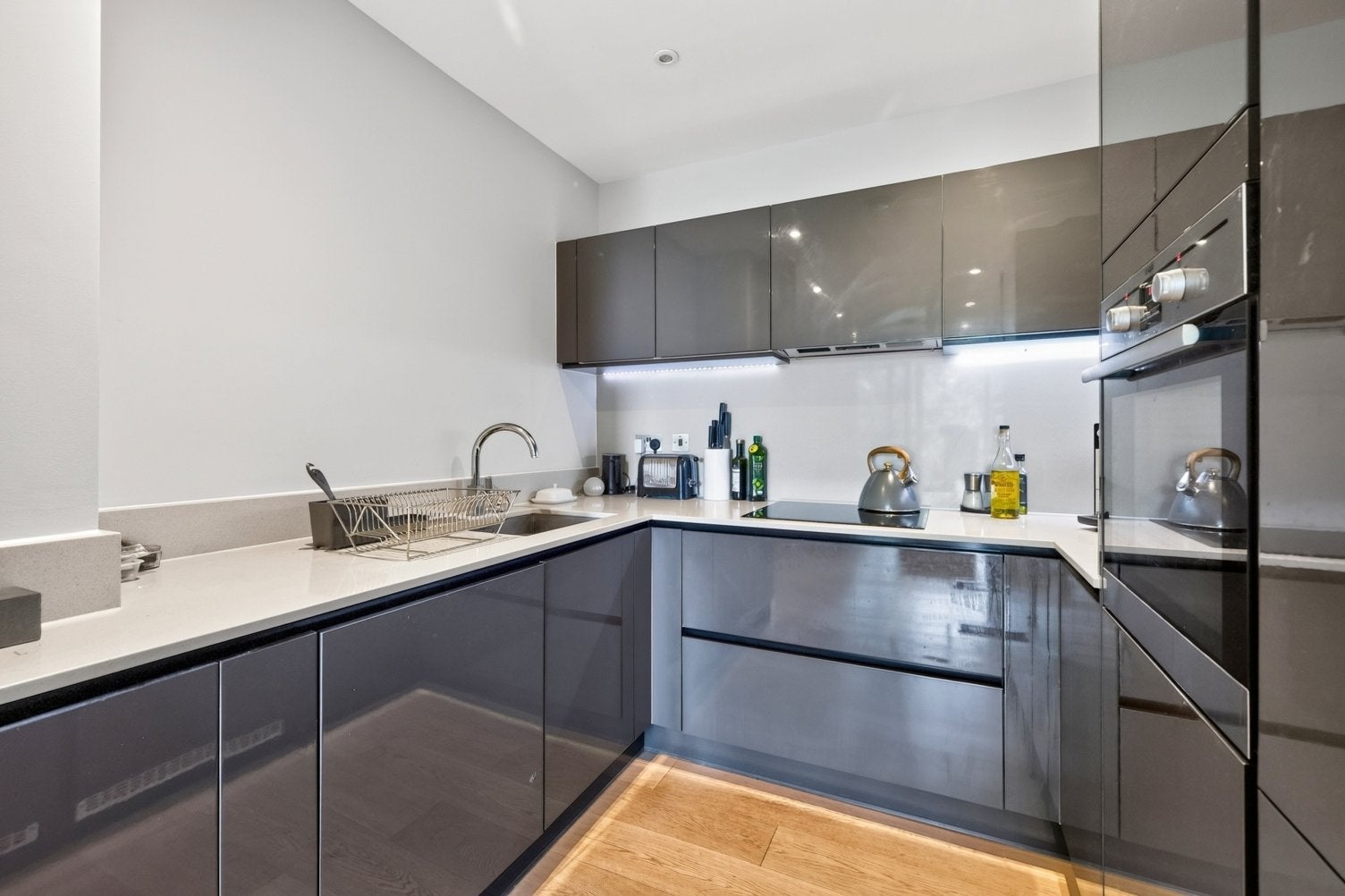 Flat Webber Street in Greater London