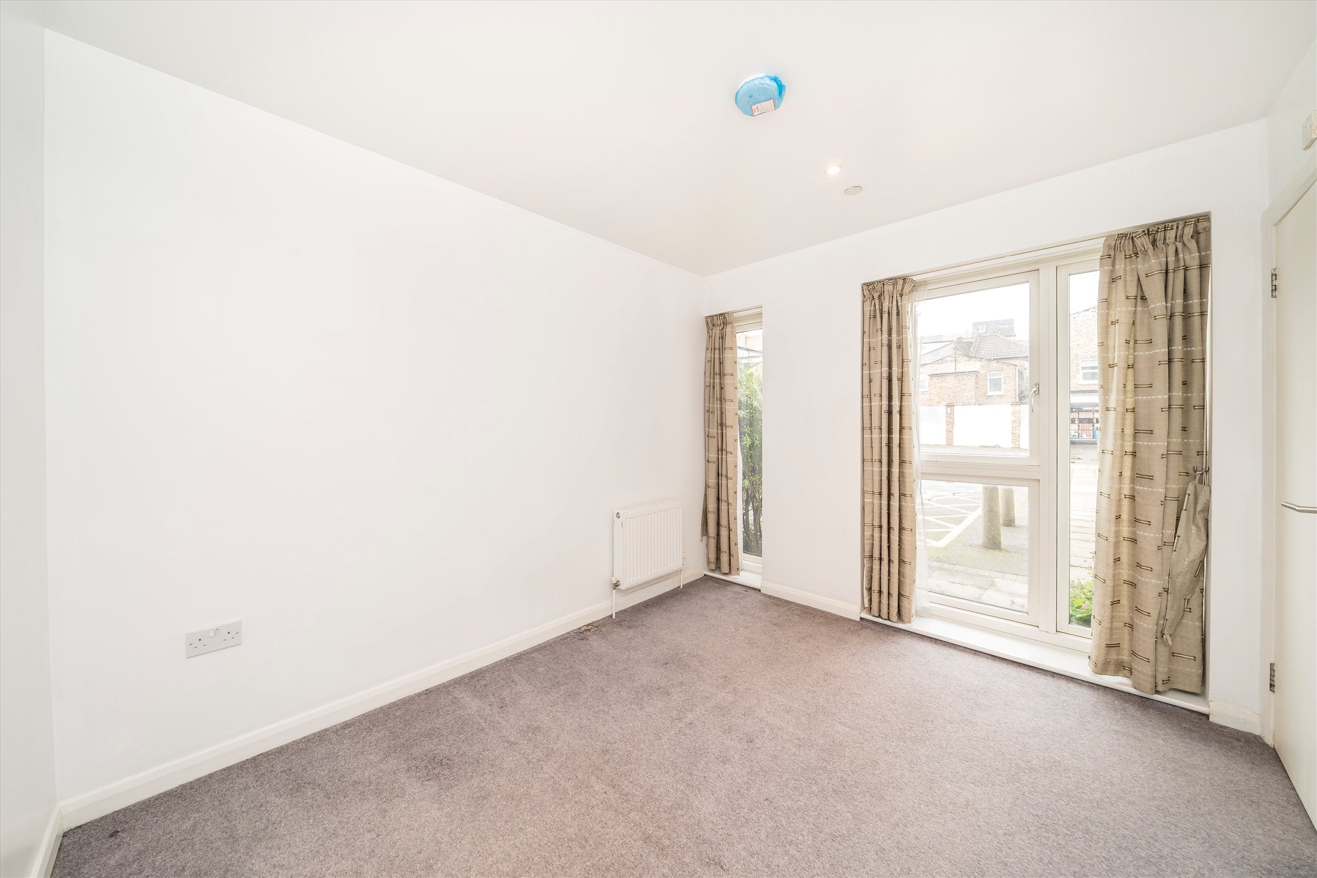 Flat Furley Road in Greater London