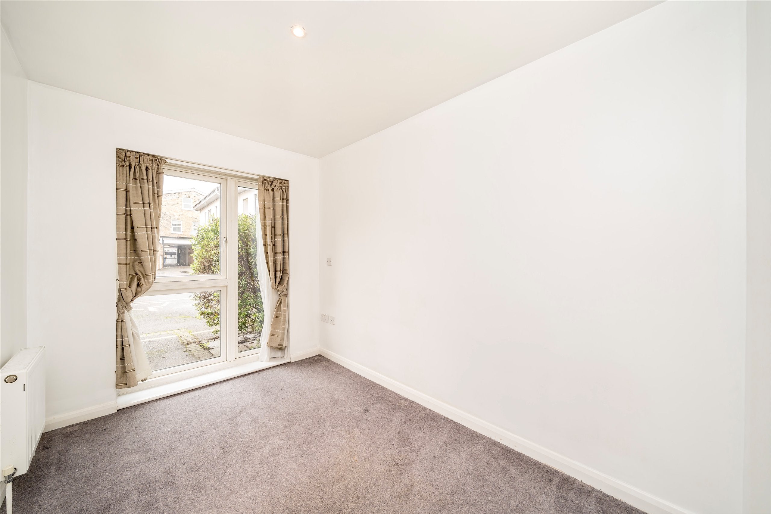 Flat Furley Road in Greater London