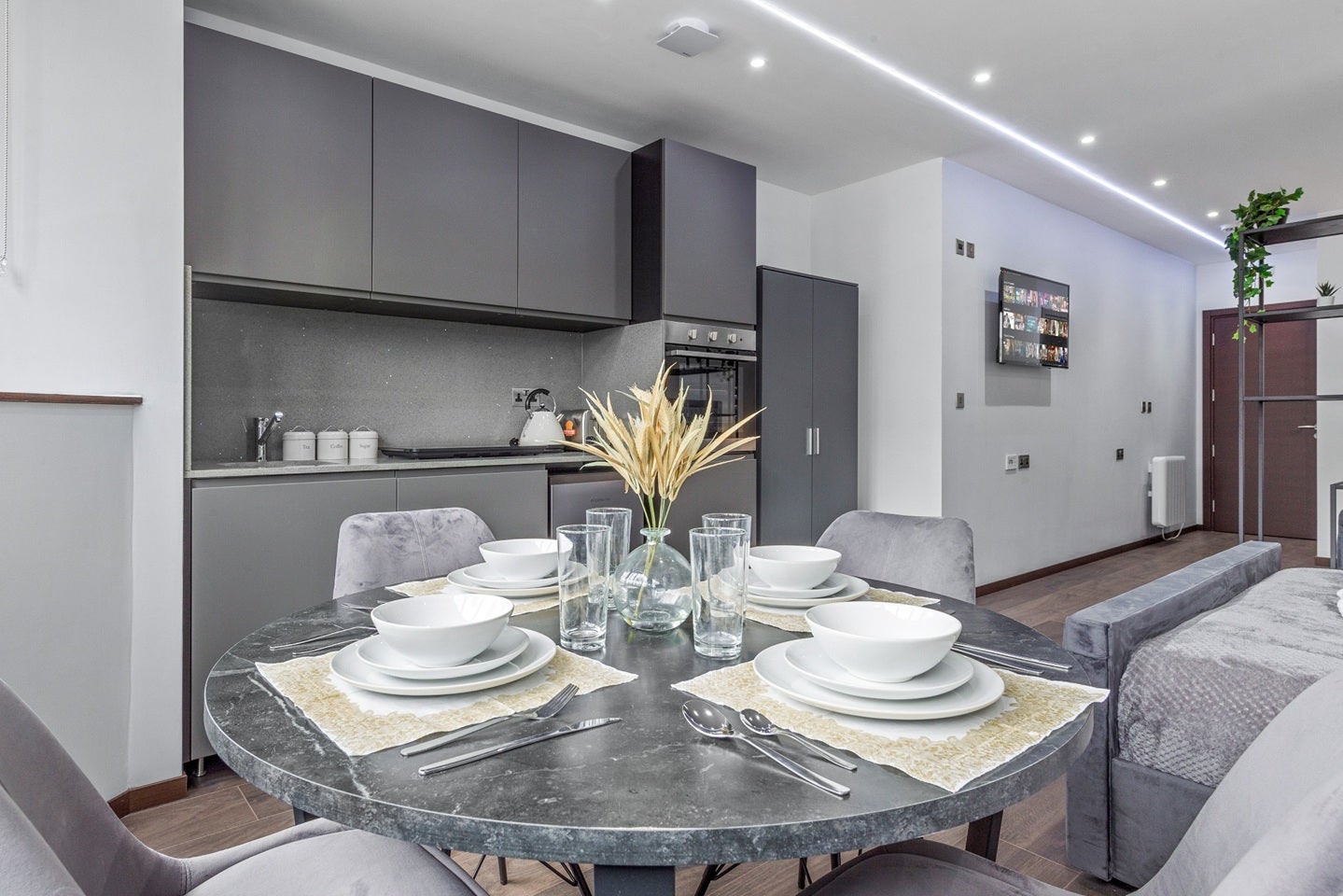 Flat Armitage Road in Greater London
