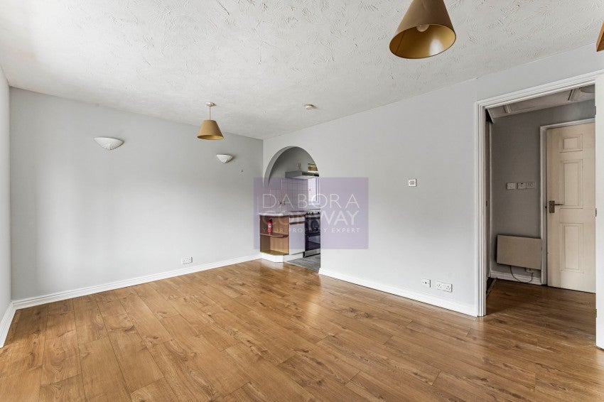 Flat Waterside Close in Greater London