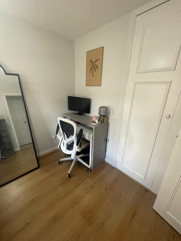 Room Earlston Grove in Greater London