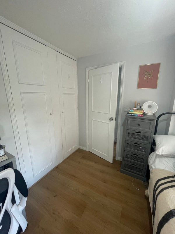 Room Earlston Grove in Greater London