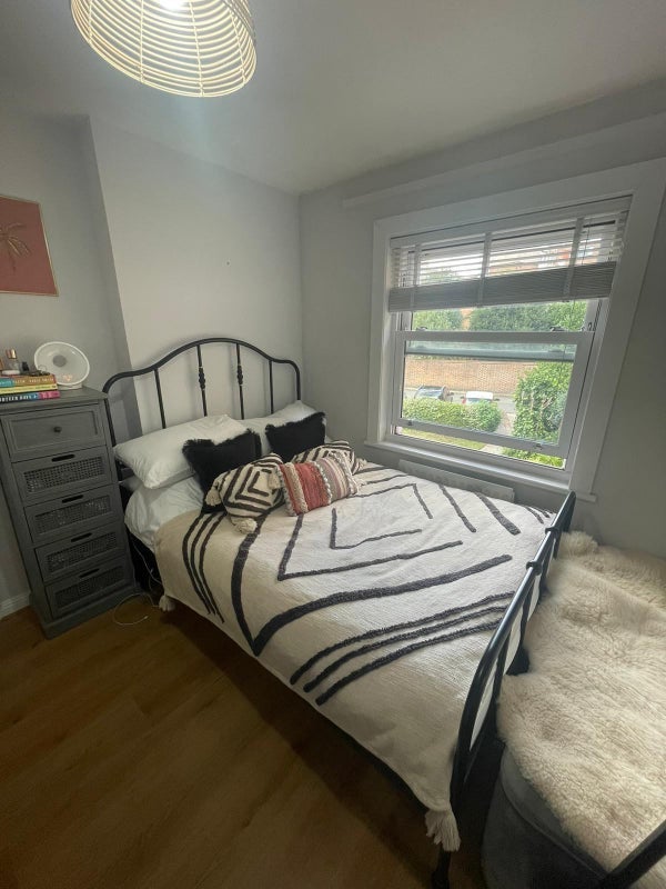 Room Earlston Grove in Greater London