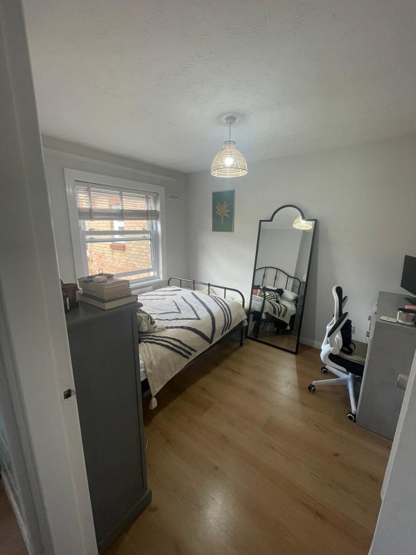 Room Earlston Grove in Greater London
