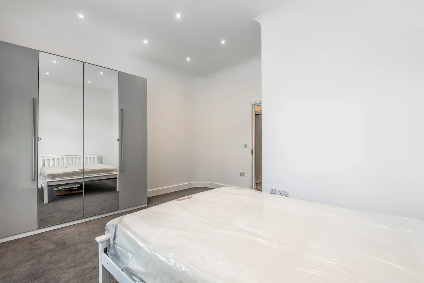 Flat Belmont Road in Greater London