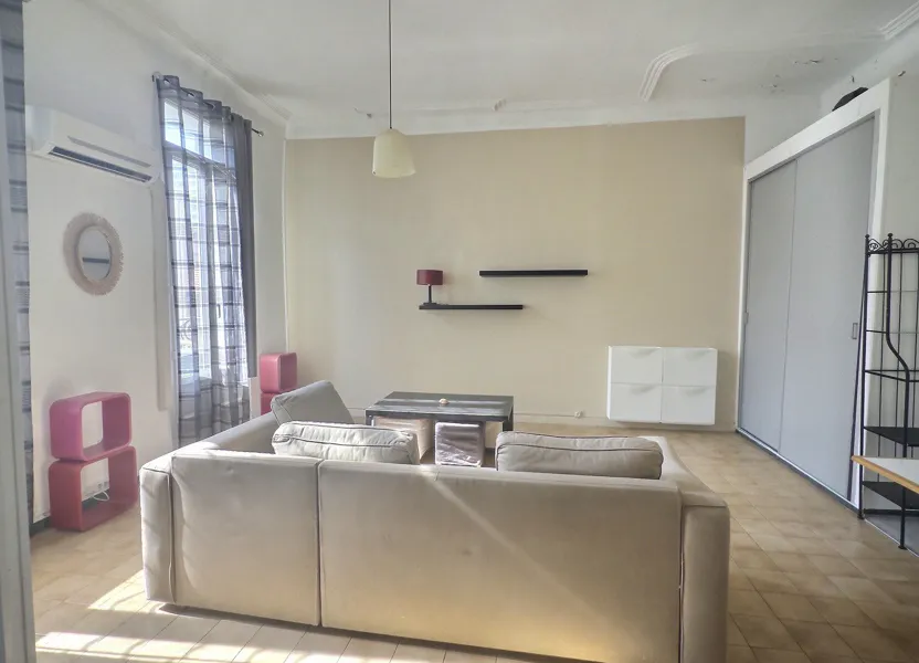 Flat Rue Decazes in Marseille