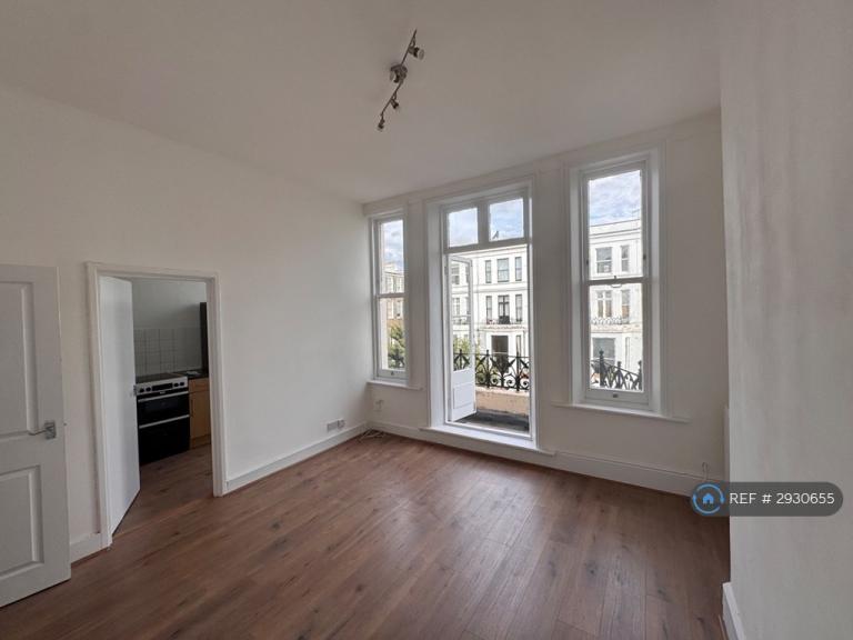 Flat Longridge Road in Greater London