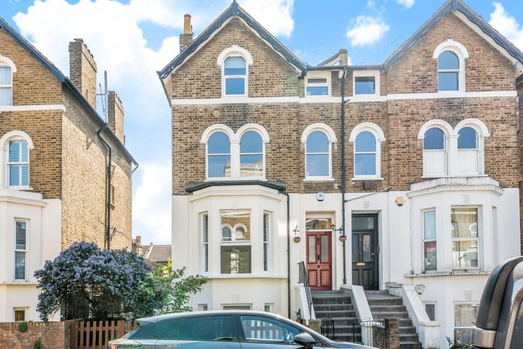 Flat Mount Pleasant Road in Greater London