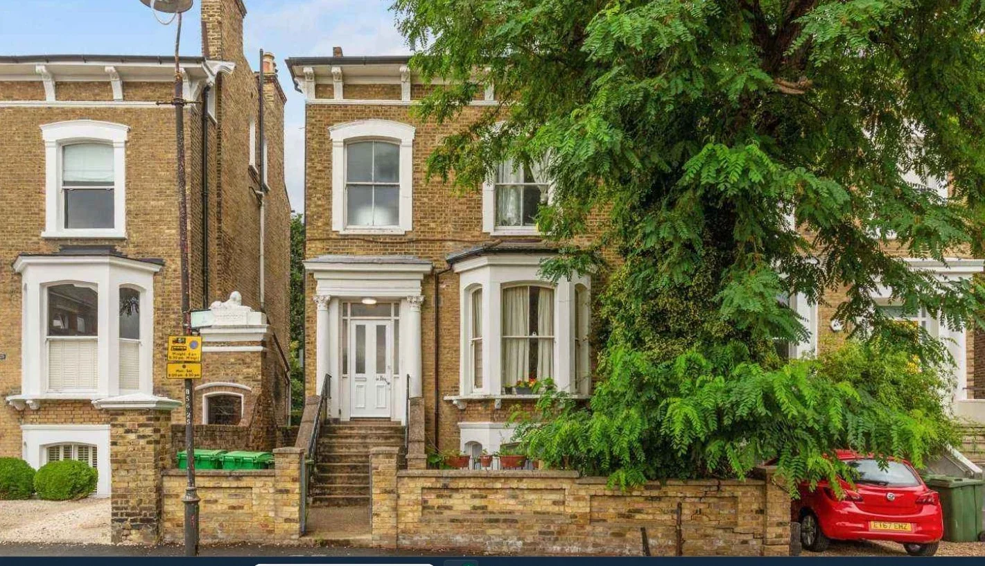 Flat Belvedere Road in Greater London