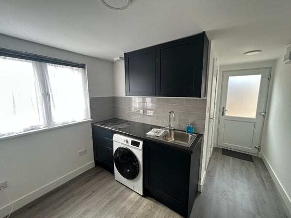 Flat Falmouth Gardens in London