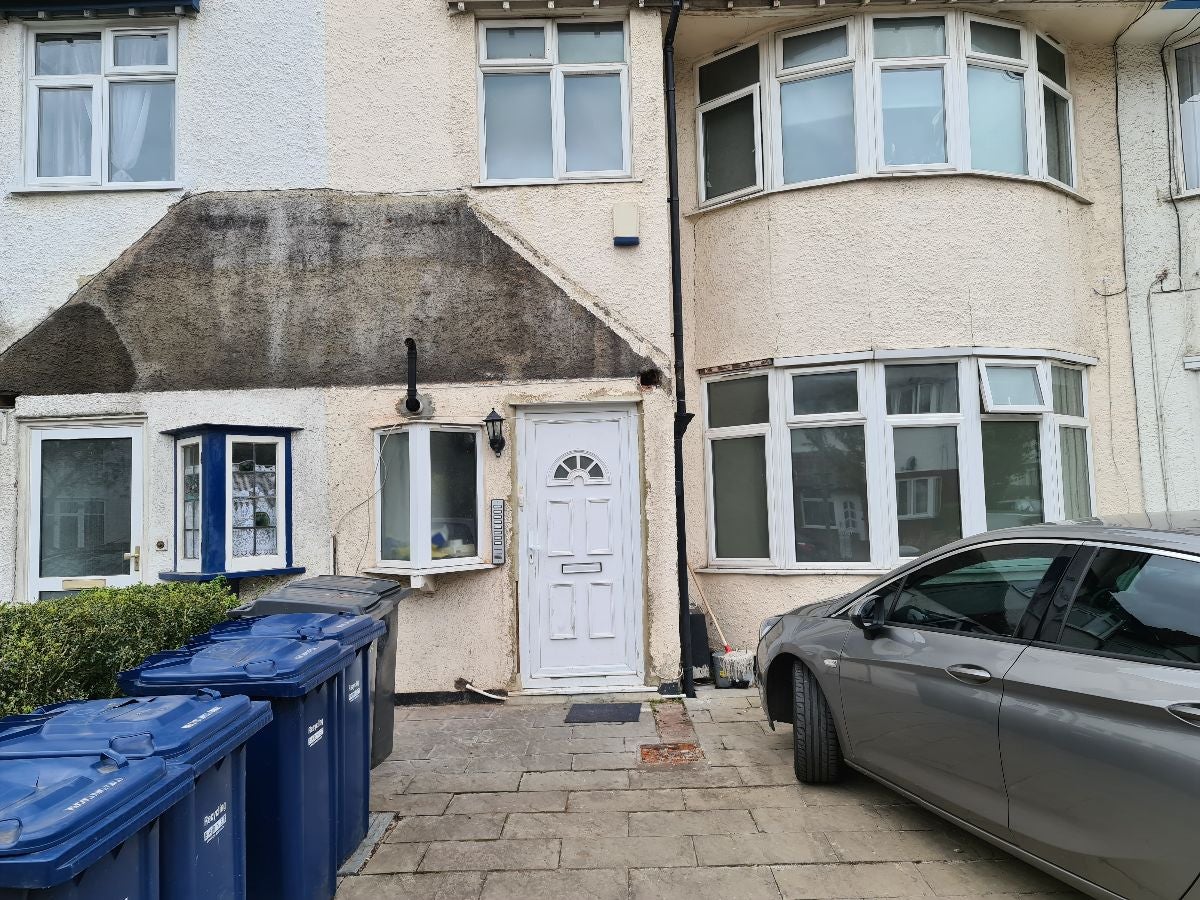 Flat Highfield Avenue in Greater London