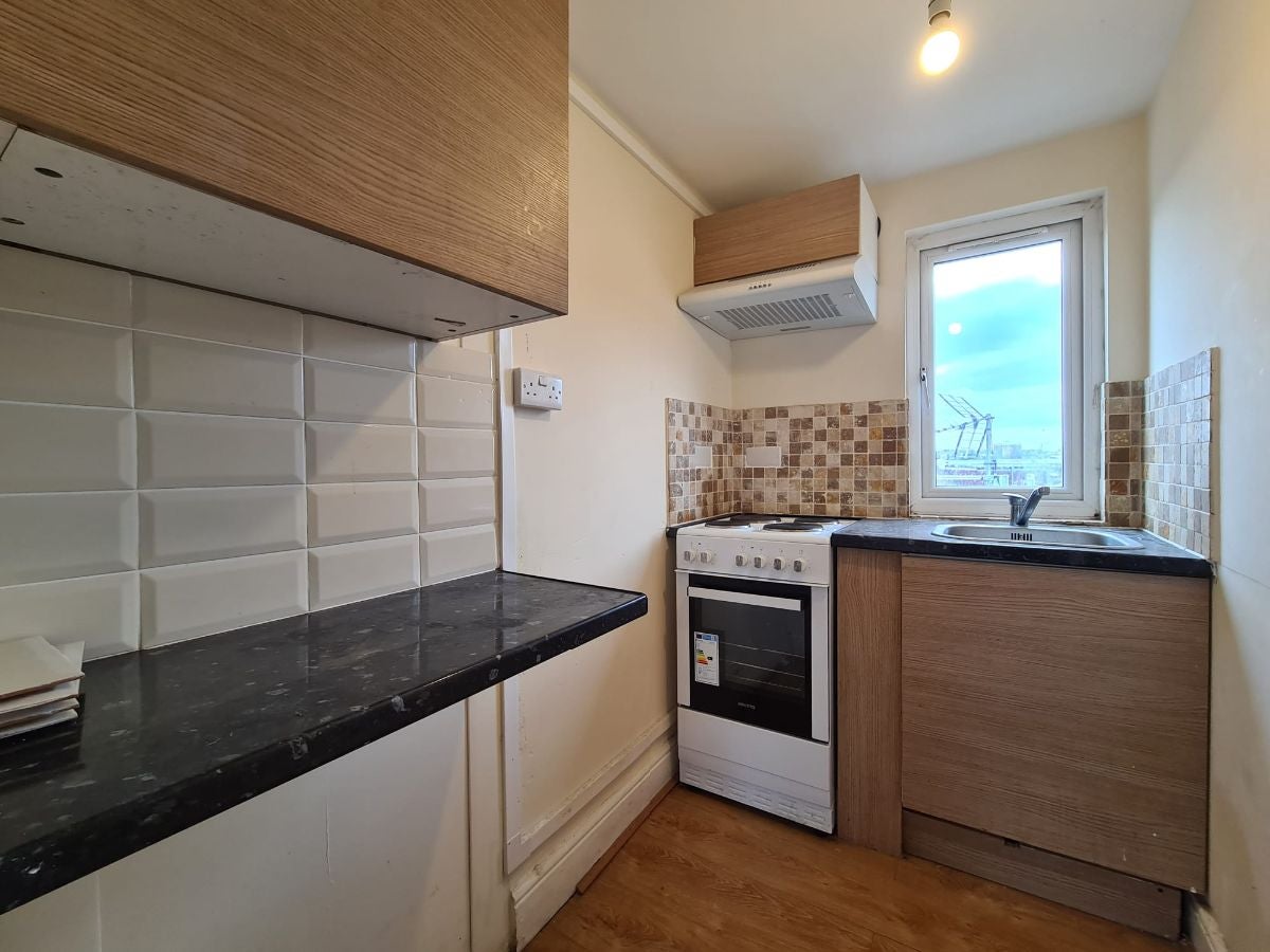 Flat Highfield Avenue in Greater London
