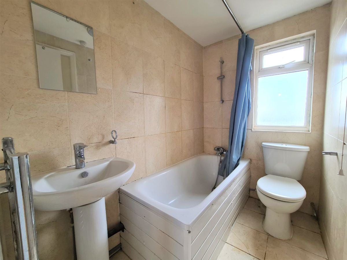 Flat Highfield Avenue in Greater London